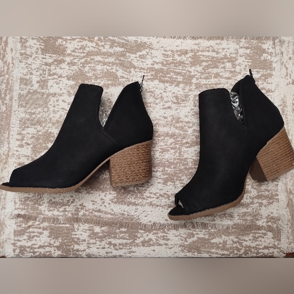 Black Qupid Block Heels - Picture 2 of 3